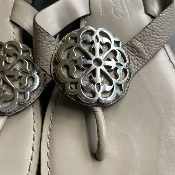 Brighton Alice Greige Leather Thong Sandal Ferrara Ornamentation Sz 9 Italy - Picture 2 of 10